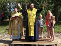 С крещением детей в озере Лехта возле д. Реболы Муезерского района в Костомукшской епархии началось празднование 790-летия христианизации Карелии
