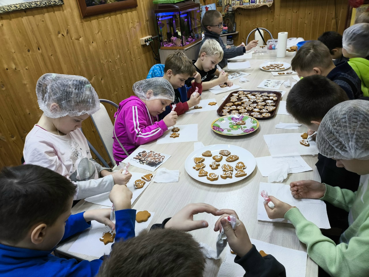 В воскресной школе Храма Преподобных Соловецких г.Беломорска прошло занятие и мастер-класс по росписи пряников