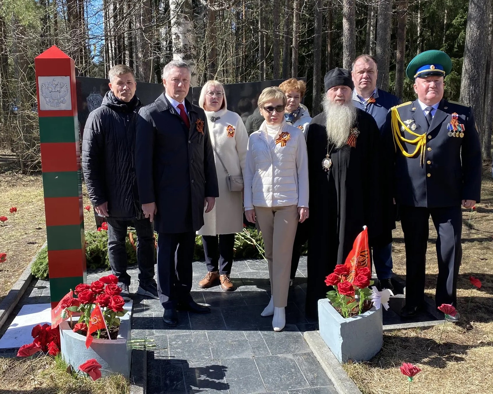 Епископ Борис возложил цветы к памятнику пограничникам в г. Костомукше