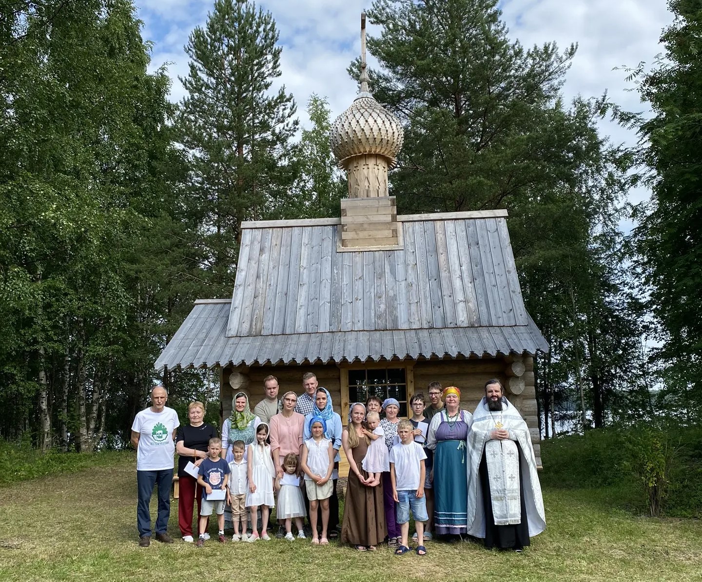 В Аконлахти в день памяти первоверховных апостолов Петра и Павла и день деревни было совершено крещение в озере и молебен
